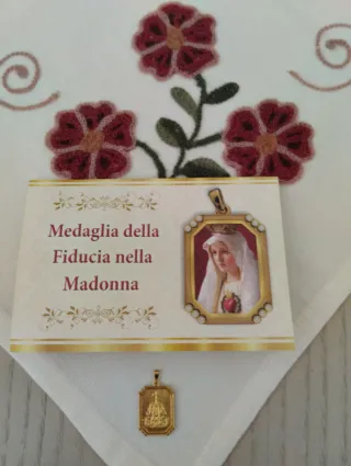 Medaglia Madonna di Fatima in metallo dorato.