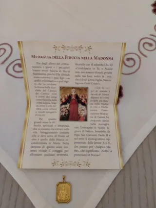 Medaglia Madonna di Fatima in metallo dorato.