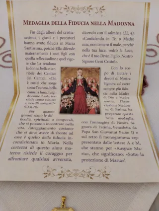 Medaglia Madonna di Fatima in metallo dorato.