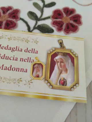 Medaglia Madonna di Fatima in metallo dorato.