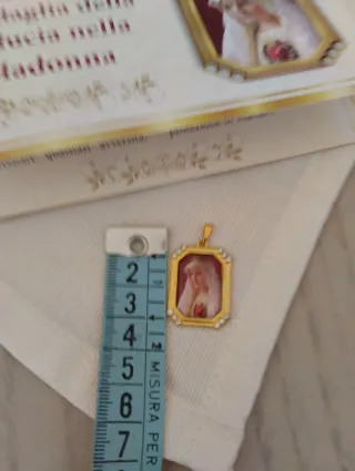 Medaglia Madonna di Fatima in metallo dorato.