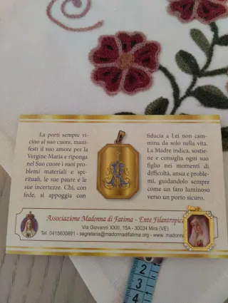 Medaglia Madonna di Fatima in metallo dorato.