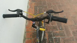 Bicicleta infantil Btwin gris y amarilla