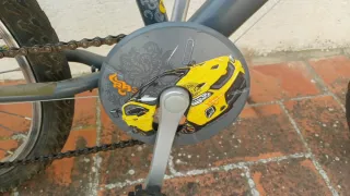 Bicicleta infantil Btwin gris y amarilla