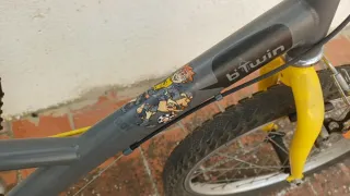 Bicicleta infantil Btwin gris y amarilla
