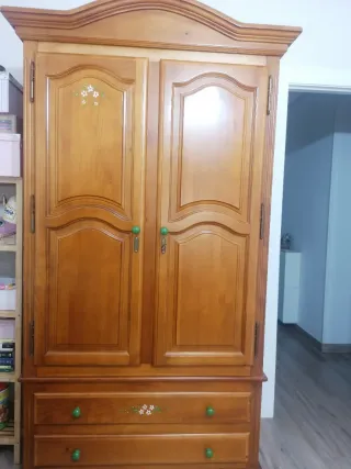 Armario de madera con cajones