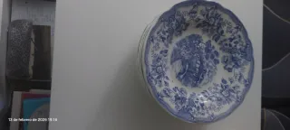 Juego de vajilla azul y blanco