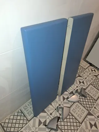 Estanterías azules y soportes metálicos