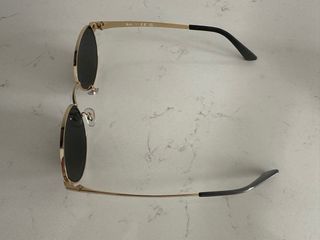 Gafas de sol Ray-Ban doradas y negras