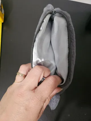 Estuche de peluche gris con cremallera
