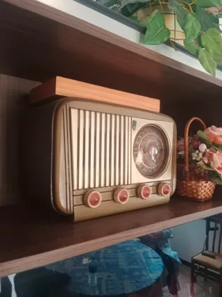 Radio Vintage Beige y Rojo