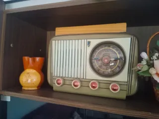 Radio Vintage Beige y Rojo