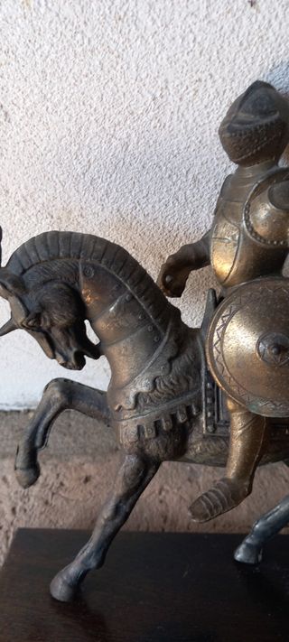 Splendido cavaliere medievale in metallo