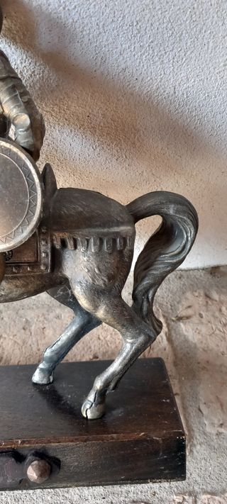 Splendido cavaliere medievale in metallo