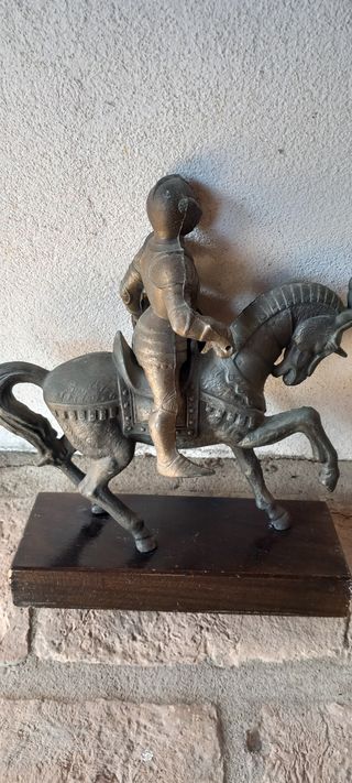 Splendido cavaliere medievale in metallo