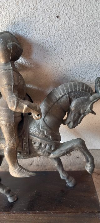 Splendido cavaliere medievale in metallo