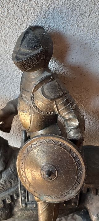 Splendido cavaliere medievale in metallo