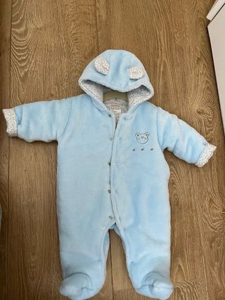 Buzo de bebé azul con capucha