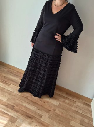 Traje de flamenca negro con volantes
