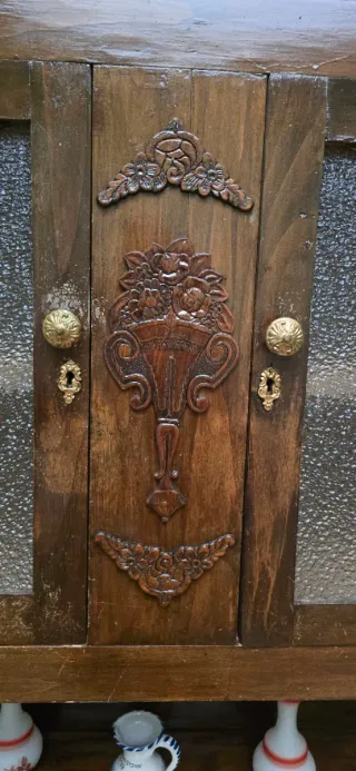 Aparador antiguo de madera y cristal