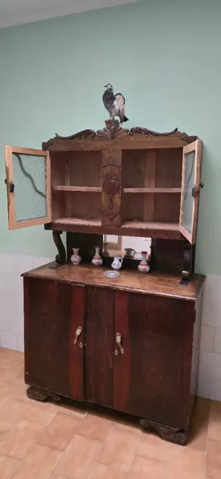 Aparador antiguo de madera y cristal