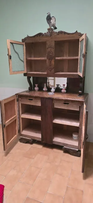 Aparador antiguo de madera y cristal