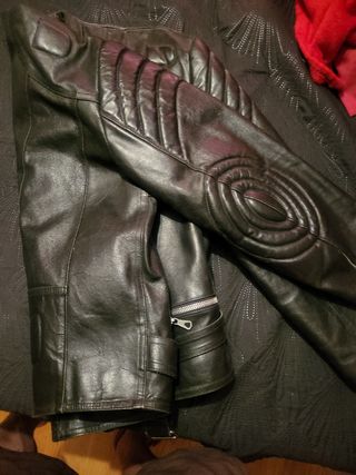 Cazadora de cuero negra