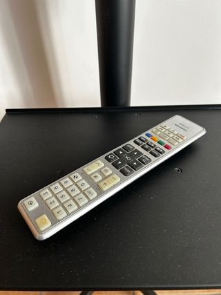 TV Toshiba 32 con soporte con ruedas