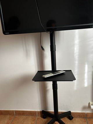 TV Toshiba 32 con soporte con ruedas