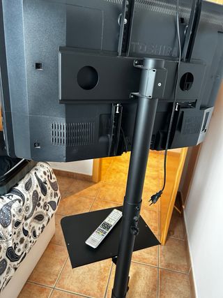 TV Toshiba 32 con soporte con ruedas
