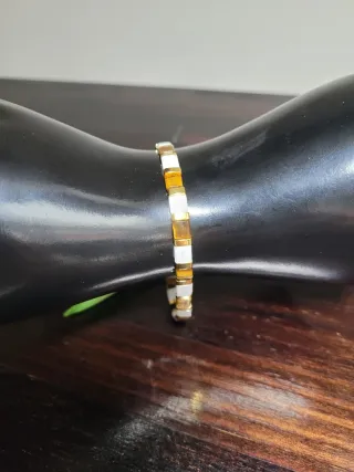 Pulsera de piedra natural dorada y blanca, nueva.