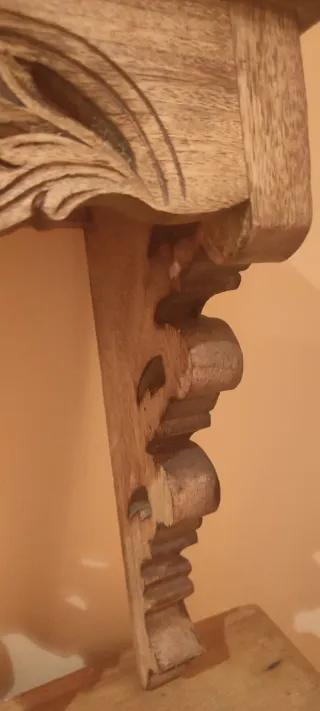 Estante de pared artesanal tallada de madera.