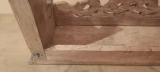 Estante de pared artesanal tallada de madera.