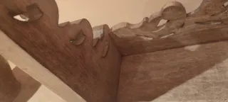 Estante de pared artesanal tallada de madera.