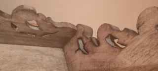 Estante de pared artesanal tallada de madera.