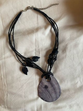Collar negro con colgante de nácar