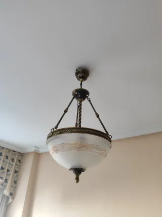 Dos lámparas de salón en color oro