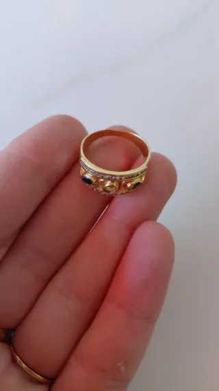 Anillo de oro con detalles azules