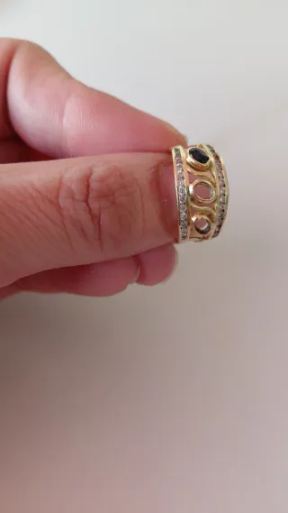 Anillo de oro con detalles azules