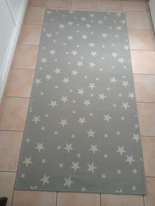 Alfombra gris con estrellas blancas