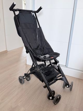 Cochecito de bebé plegable negro y funda.