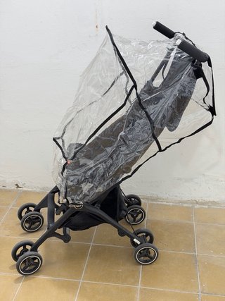 Cochecito de bebé plegable negro y funda.