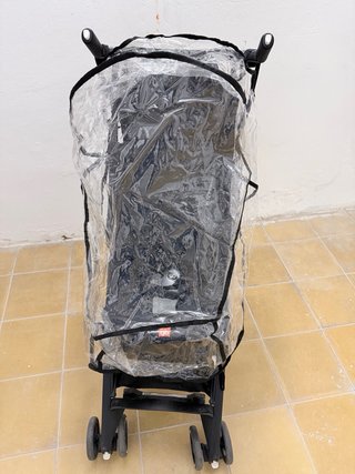 Cochecito de bebé plegable negro y funda.