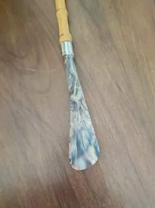 Rascador de mano con mango de bambú