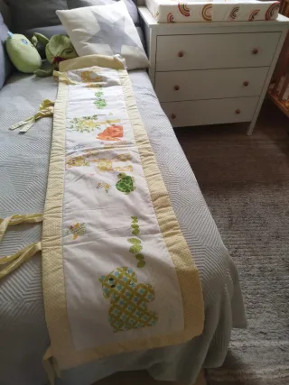 Protector de cuna infantil con animales