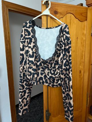 Camiseta manga larga leopardo, estira y se amolda