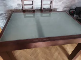 Mesa de comedor de madera y cristal