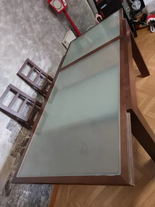 Mesa de comedor de madera y cristal
