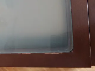 Mesa de comedor de madera y cristal