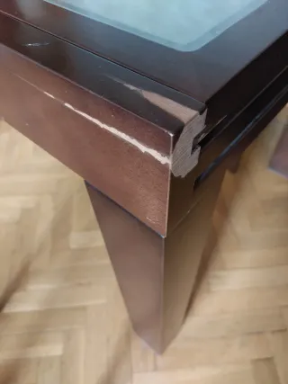 Mesa de comedor de madera y cristal